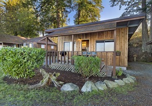 Beachfront 2BR Classic Cabin - stunning west-facing beach with epic sunsets!