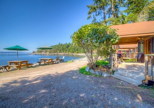 Beachfront Cabin - 2BR Deluxe (stunning beachfront location, west-facing!)