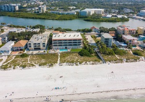 Beachfront condo with WiFi, private W/D, pool & hot tub, dog-friendly