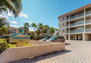 Beachfront condo with WiFi, private W/D, pool & hot tub, dog-friendly