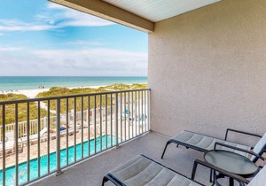 Beachfront condo with WiFi, private W/D, pool & hot tub, dog-friendly