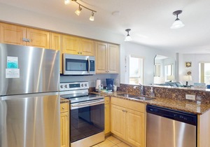 Beachfront Condo. Heated Pool. Activities, Fun, End Unit, Parking, & Great Location!