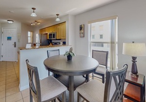 Beachfront Condo. Heated Pool. Activities, Fun, End Unit, Parking, & Great Location!