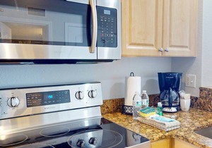 Beachfront Condo. Heated Pool. Activities, Fun, End Unit, Parking, & Great Location!