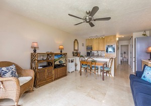 Beachfront Condo with Stunning Ocean Views Al Fresco Dining and Pool Access