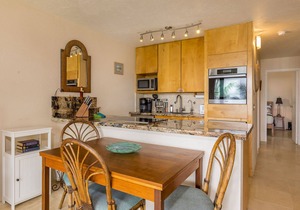 Beachfront Condo with Stunning Ocean Views Al Fresco Dining and Pool Access