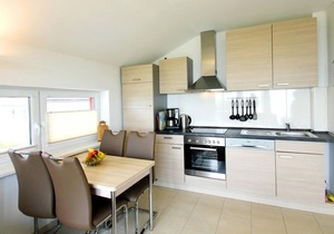 Beachfront apartment with terrace and sea view - Ferienhaus Boddenblick FeWo EG