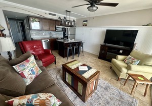 Beachfront fun for 2! Updated, 1 BR, King bed, amazing view, spa shower, CLEAN!