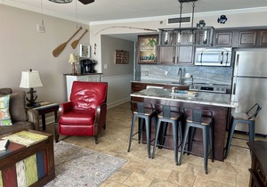 Beachfront fun for 2! Updated, 1 BR, King bed, amazing view, spa shower, CLEAN!