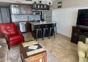Beachfront fun for 2! Updated, 1 BR, King bed, amazing view, spa shower, CLEAN!