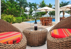 Beachfront, large Pool, lap pool, & Jacuzzi, Barbecue area, Spectacular Gardens