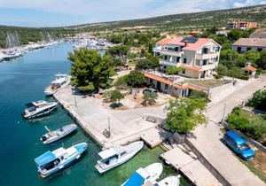Beachfront Lovro apartment