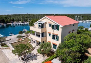 Beachfront Lovro apartment