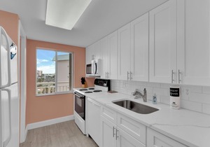 BEACHFRONT ON A BUDGET! MILLION $ VIEW! 2B/2B ISLAND VACATION CONDO!