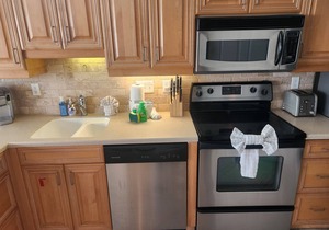 BEACHFRONT, SPA, SUNSETS from the balcony! Fabulous location, Trolley