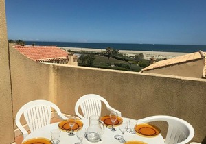 Beachfront Villa with Terrace, Parking, and 4 Single Beds - Sleeps 4
