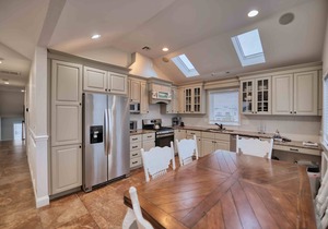 Beachside 8BR 1 Block from Ocean Family & Wedding Friendly – Year Round