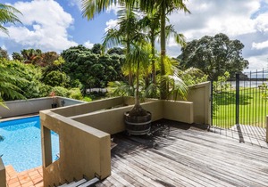 Beachside Holiday - Castor Bay Holiday Apartment