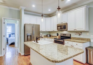 Beachy, three-story villa w/deck & shared pool - walk downtown & to the beach