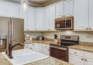 Beachy, three-story villa w/deck & shared pool - walk downtown & to the beach
