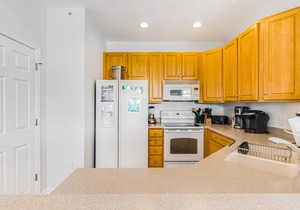 Bear Trap Dunes 2nd floor condo w/shared sauna, golf on-site, & basketball court