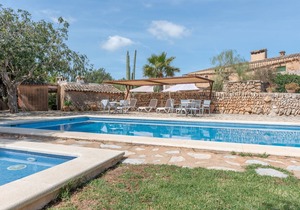 Beautiful Apartment on a Farm with Wi-Fi, Pool & Large Outdoor Area