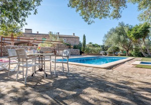 Beautiful Apartment on a Farm with Wi-Fi, Pool & Large Outdoor Area