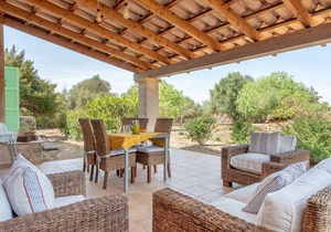 Beautiful Apartment on a Farm with Wi-Fi, Pool & Large Outdoor Area