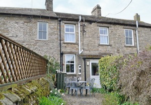 Beautifully presented cottage, convenient village location and walks from the doorstep.