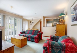 Beautiful 1st-floor condo with fireplace & patio, short walk or shuttle to lifts