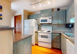 Beautiful 1st-floor condo with fireplace & patio, short walk or shuttle to lifts