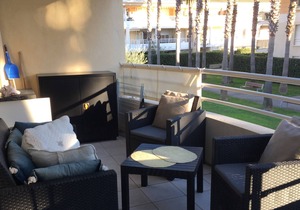 Beautiful 2 room apartment in Antibes in a quiet, secure residence with swimming pool.