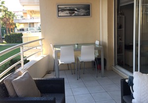 Beautiful 2 room apartment in Antibes in a quiet, secure residence with swimming pool.