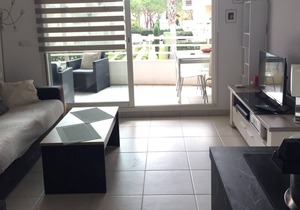Beautiful 2 room apartment in Antibes in a quiet, secure residence with swimming pool.