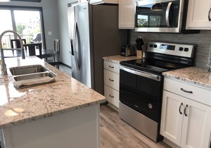 Beautiful 2 story cabin at Bridges Bay with lake view!