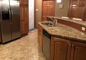 Beautiful 3rd floor condo with great lake view!