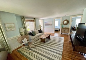 Beautiful 4 Bedroom, 2.5 bath Home with Central AC. Walk to beach, Large Yard