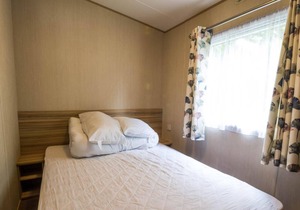 Beautiful 8 berth caravan at Seawick Holiday Park in Essex ref 27028R