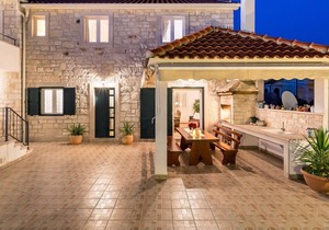 Beautiful and authentic Dalmatian house with private pool, 1,5 km from the sea