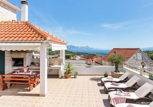 Beautiful and authentic Dalmatian house with private pool, 1,5 km from the sea