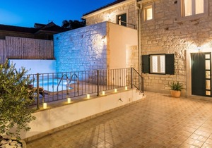 Beautiful and authentic Dalmatian house with private pool, 1,5 km from the sea