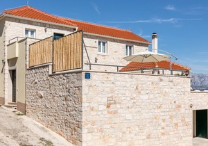 Beautiful and authentic Dalmatian house with private pool, 1,5 km from the sea