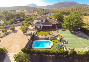 Beautiful and spacious semi-detached house with heated outdoor pool and solar panels.