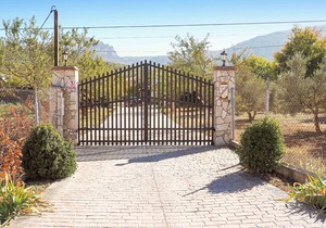 Beautiful and spacious semi-detached house with heated outdoor pool and solar panels.