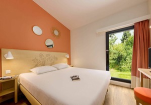 Beautiful apartment in villa for 6 guests with pool, WIFI, hot tub, TV and terrace