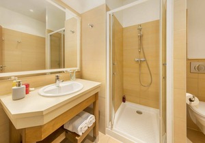 Beautiful apartment in villa for 8 guests with hot tub, pool, WIFI, TV and terrace