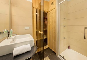 Beautiful apartment in villa for 4 people with WIFI, pool, hot tub, TV and terrace