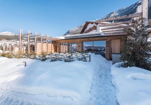 Beautiful Apartment “Aura Chalets No 4” with Mountain View, Wi-Fi & Garden