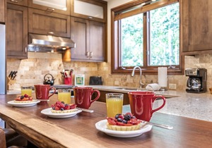 Beautiful Arrowhead Townhouse with Community Hot Tub and Superb Ski Access