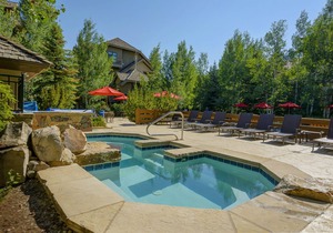 Beautiful Arrowhead Townhouse with Community Hot Tub and Superb Ski Access